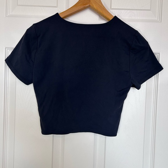 Aritzia Babaton Contour Black Fitted Cropped Crewneck Ribcage tee- size M EUC - Picture 8 of 8